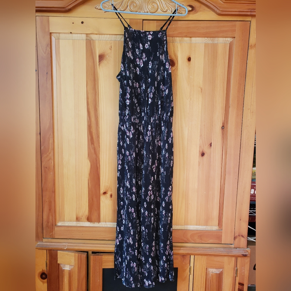 Floral black jumper for women loose fitting. Perfect for the summer!! Brand unkn